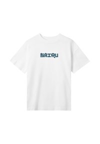 Weißes Baumwoll-T-Shirt mit einem blau pixelierten Text "SAIRU", der auf der Vorderseite zentriert ist, kurzen Ärmeln und einem Rundhalsausschnitt.