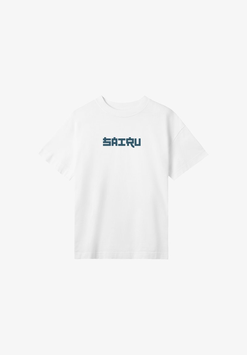 Weißes Baumwoll-T-Shirt mit einem blau pixelierten Text "SAIRU", der auf der Vorderseite zentriert ist, kurzen Ärmeln und einem Rundhalsausschnitt.
