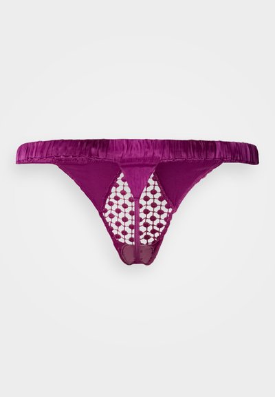 Lilla stringid satiinist vöökohaga, millel on tagaküljel keerukas lõhikuga võrkmuster, sile tekstuur ja minimalistlik kuju.