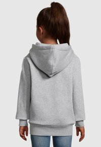 Felpa grigia con cappuccio e vestibilità rilassata, caratterizzata da un ampio cappuccio, polsini e orlo a coste, e una texture morbida. La vista posteriore mostra dettagli minimi.