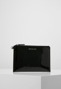 Pochette bracelet rectangulaire noire brillante Michael Kors avec fermeture éclair supérieure et logo argenté centré sur le devant.