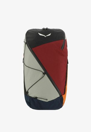 Sac à dos avec un motif triangulaire en bordeaux, gris et marine. Matériau synthétique, surface texturée, corde élastique frontale et accents noirs.