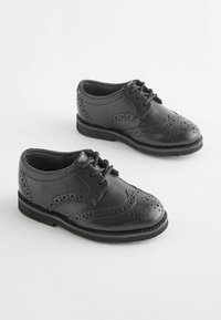 Chaussures en cuir noir avec des détails de brogue, bout arrondi, fermeture à lacets et semelle en caoutchouc plate pour une bonne adhérence.