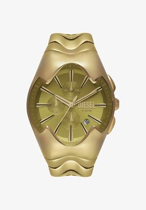 Orologio da polso Diesel in oro con cassa curva unica, tre quadranti ausiliari, display della data e cinturino in metallo con motivo a onde.