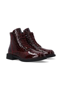 Burgunderfarbene Lacklederstiefel mit Krokodilprägung, vorne geschnürt, und einer schwarzen Gummisohle, mit einer runden Zehenform und gesteppten Details.