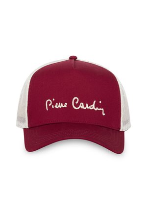 Casquette de baseball rouge avec panneau avant rouge, dos en mesh blanc et logo brodé blanc "Pierre Cardin" sur le devant.