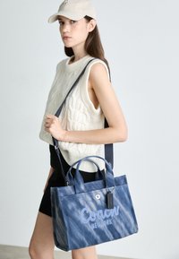 CARGO TOTE BAG WITH TIE-DYE - Τσάντα χειρός - midnight navy