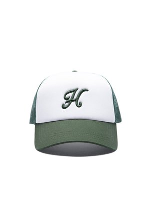 Gorra de camionero blanca y verde con una letra "H" verde bordada en el panel frontal y paneles traseros de malla.