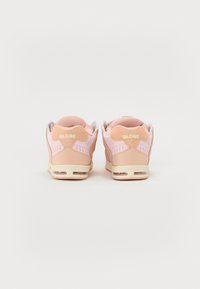 Globe SABRE - Joggesko - pink