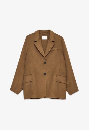 Brun ullblazer med slagkrage, enkelknäppt design, två stora framfickor och en liten bröstficka. Har svarta knappar.