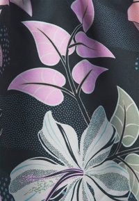 Blomsterstoff med store hvite blomster med blå og rosa aksenter, satt mot en mørk bakgrunn med rosa blader og prikkemønstre.