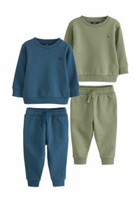 To sæt af børns afslappet tøj, der indeholder en blå sweatshirt, en olivengrøn sweatshirt, blå joggers og olivengrøn joggers, alt sammen i blødt stof.