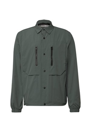Donkergroen, lichtgewicht jas met een knoopsluiting aan de voorkant, twee ritszakken op de borst en elastische cuffs. Gladde textuur met een casual ontwerp.