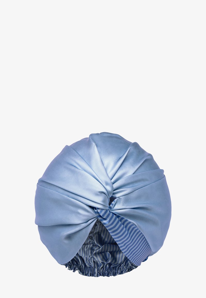 Foulard pour cheveux en satin bleu clair, présentant un design torsadé avec une doublure intérieure rayée et un dos élastiqué pour un maintien sûr.