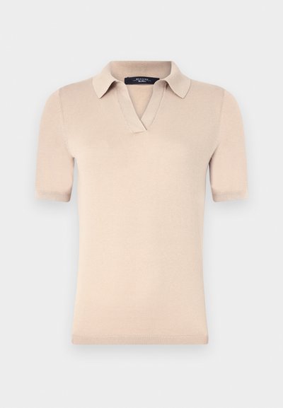 Polo shirt beige a maniche corte realizzato in morbido tessuto a maglia. Presenta un colletto a V e polsini ribattuti. Texture liscia con una silhouette aderente.
