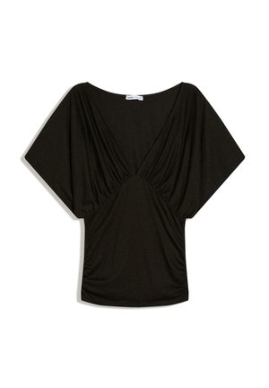 Bluză neagră cu decolteu în V, mâneci largi tip aripă de lilieci și detalii strânse la bust și talie, așezată pe o suprafață plată, pe un fundal alb.