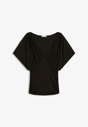 Bluză neagră cu decolteu în V, mâneci largi tip aripă de lilieci și detalii strânse la bust și talie, așezată pe o suprafață plată, pe un fundal alb.