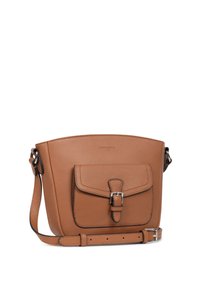 Borsa a spalla in pelle color cuoio con parte superiore curva, tasca frontale con patta, tracolla regolabile, accessori in metallo argento e superficie testurizzata.