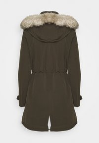 Parka verde oliva con capucha de piel sintética, cintura ajustada y dobladillo ventilado; cuenta con mangas largas y cierres de toggle en los puños.