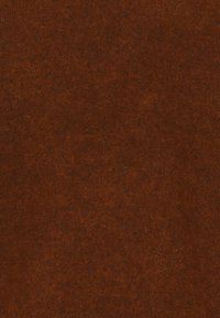 Surface texturée solide marron foncé ressemblant à de la laine ou du feutre, montrant de fines fibres et des variations subtiles de teinte.