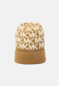 Bonnet en tricot marron avec un motif "MK" blanc ; texture douce ; forme arrondie ; revers replié à la base pour plus de chaleur.