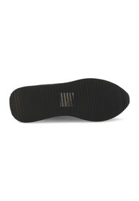 Suela de zapato de goma negra con un patrón texturizado y acanalado y una etiqueta transparente. Forma ligeramente curvada, con un borde exterior suave.