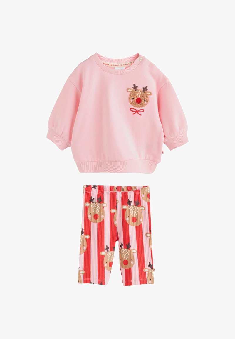 Rosa Langarmshirt mit einem Rentiergesicht und rotem Schleifendetail, kombiniert mit rot-rosa gestreiften Hosen, die ein sich wiederholendes Rentiergesicht-Muster aufweisen.