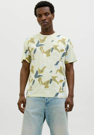 Kortærmet lysegul t-shirt med abstrakte blomster mønstre i grøn, blå og hvid; lavet af bomuldsstof; rund hals; afslappet pasform.