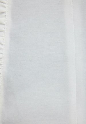 Tifă albă cu o textură netedă și un luciu subtil. Include o margine volan și cusături curate, finisate.