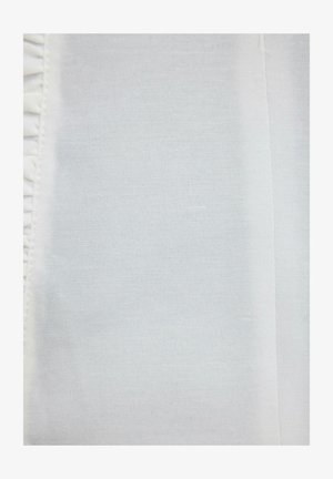 Biała tkanina o gładkiej strukturze z delikatnym połyskiem. Zawiera falbanę na krawędzi i starannie wykończone szwy.