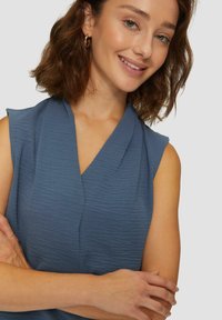 QS ÄRMELLOSE  MIT AUSSCHNITT - Blouse - blau