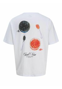 Valge puuvillane T-särk, millel on graafika kaaviarist ja lõheveelust, kaussides koos hõbedaste supilusikatega ning tekst "Cloud Nine Exclusive Caviar".