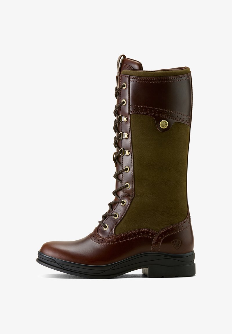 Braune Leder- und grüne Stoffreitstiefel mit Schnürung vorne, goldenen Ösen und einer tiefen schwarzen Sohle. Verfügt über ein dekoratives Emblem in der Nähe der Ferse.