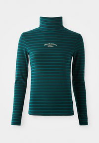 Langærmet turtleneck top i teal med mørkeblå vandrette striber. Har et lille hvidt og guld logo på brystet. Blødt, strækbart stof.