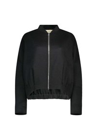 Giacca bomber nera realizzata in morbido tessuto, con zip frontale, orlo cropped, polsini a costine e tasche laterali. Texture liscia.