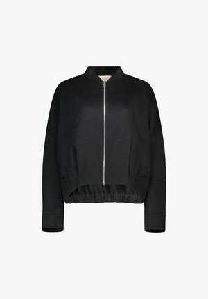 Giacca bomber nera realizzata in morbido tessuto, con zip frontale, orlo cropped, polsini a costine e tasche laterali. Texture liscia.