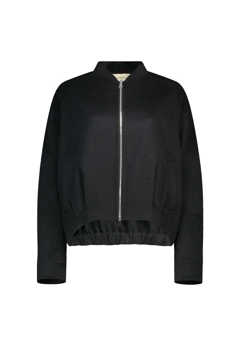 Giacca bomber nera realizzata in morbido tessuto, con zip frontale, orlo cropped, polsini a costine e tasche laterali. Texture liscia.