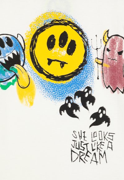 Hvit bomulls t-skjorte med fargerike, tegneserieaktige grafikker: et blått og grønt monster, et gult smilende ansikt, en rosa djevel og svarte spøkelser.