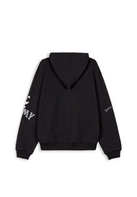 Sudadera con capucha negra, de material de algodón, ajuste holgado, con texto gráfico blanco en la manga izquierda y la parte trasera. Textura suave, diseño casual.