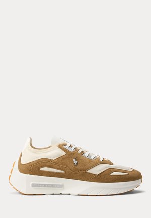 Sneaker in camoscio e mesh beige e marrone con lacci bianchi, suola bianca spessa e logo Ralph Lauren sul lato.