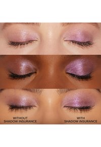 Échantillons de fard à paupières sur deux paupières fermées : en haut, un scintillement lavande clair, en bas, un lavande plus profond et vibrant. Étiquettes incluses.