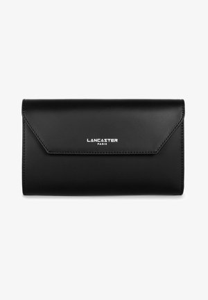 Portefeuille en cuir noir avec un design à rabat, présentant la marque "LANCASTER PARIS" en blanc et des détails de couture subtils. Texture lisse.