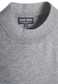 Grauer Wollmischpullover mit geripptem Kragen, Grö�ße M, etikettiert mit Antony Morato, reguläre Fit, superweiches Garn.