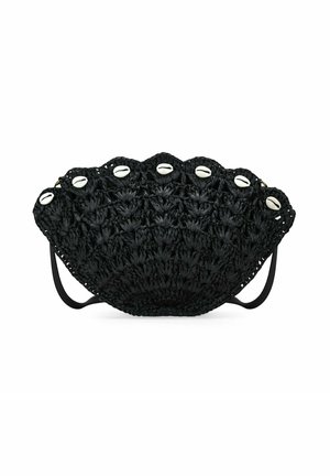 Bolso de mano negro tejido con borde ondulado, que presenta acentos de concha blanca y una sola correa. Material texturizado y forma única.