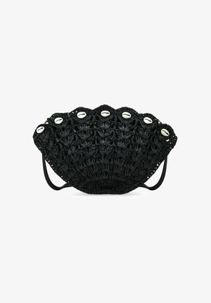 Bolso de mano negro tejido con borde ondulado, que presenta acentos de concha blanca y una sola correa. Material texturizado y forma única.