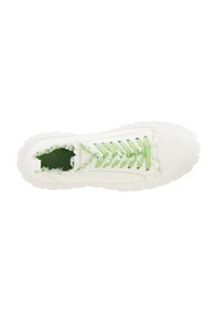 Sneaker bianco in tela con finitura testurizzata, lacci verdi e bordi sfrangiati intorno all'apertura. Suola in gomma bianca spessa.
