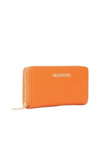 Portafoglio in pelle arancione con chiusura con zip, caratterizzato da una texture liscia e logo "VALENTINO" in rilievo di colore bianco. Accenti in metallo colore oro.