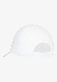Gorra de béisbol blanca con visera curva, correa ajustable en la parte posterior y orificios de ventilación para transpirabilidad. Textura de tela suave.