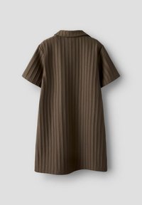 Rjava rebrasta obleka s kratkimi rokavi in ovratnikom, ki ima vertikalne rebra in sproščen kroj, izdelana iz lahkega materiala.