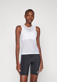 Hvit mesh treningstopp med rund hals, kombinert med svarte sykkelshorts med polstret sete og logo detaljer.